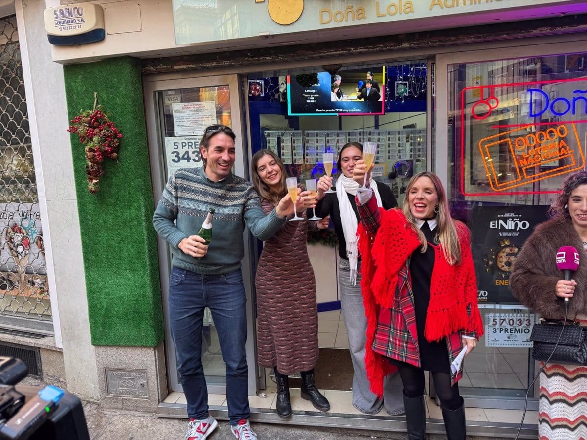 Doña Lola de Toledo distribuye diez décimos del 48.020 y destina 200.000 euros, confiando en nuevos premios venideros.