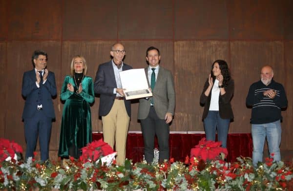 El Ayuntamiento homenajea a los 17 empleados que se jubilan este año.