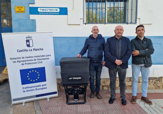 El Gobierno regional entrega remolques de carga y esparcidores de sal a 32 agrupaciones de Protección Civil en la reciente convocatoria.