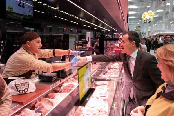 El alcalde resalta la generación de cerca de cien empleos en la ciudad gracias a la instalación de empresas como Family Cash.