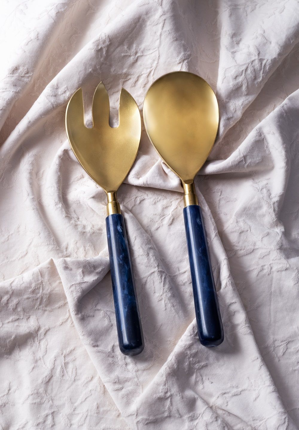 Mesa Navideña con Encanto Vintage: Elegancia en Tonos Rojos y Dorados