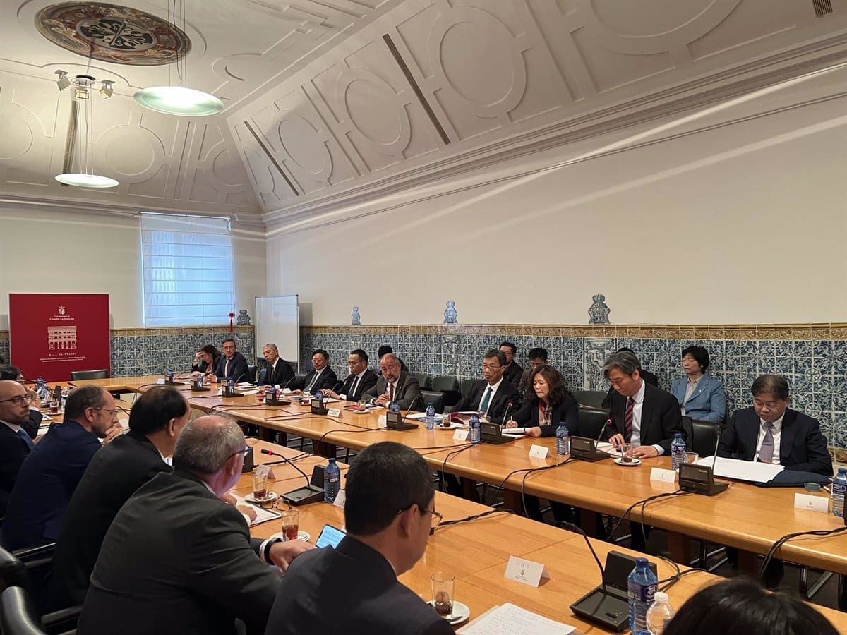 Garde y el Ministro de Educación de China crean la Sección de Estudios sobre China para promover el entendimiento bilateral.