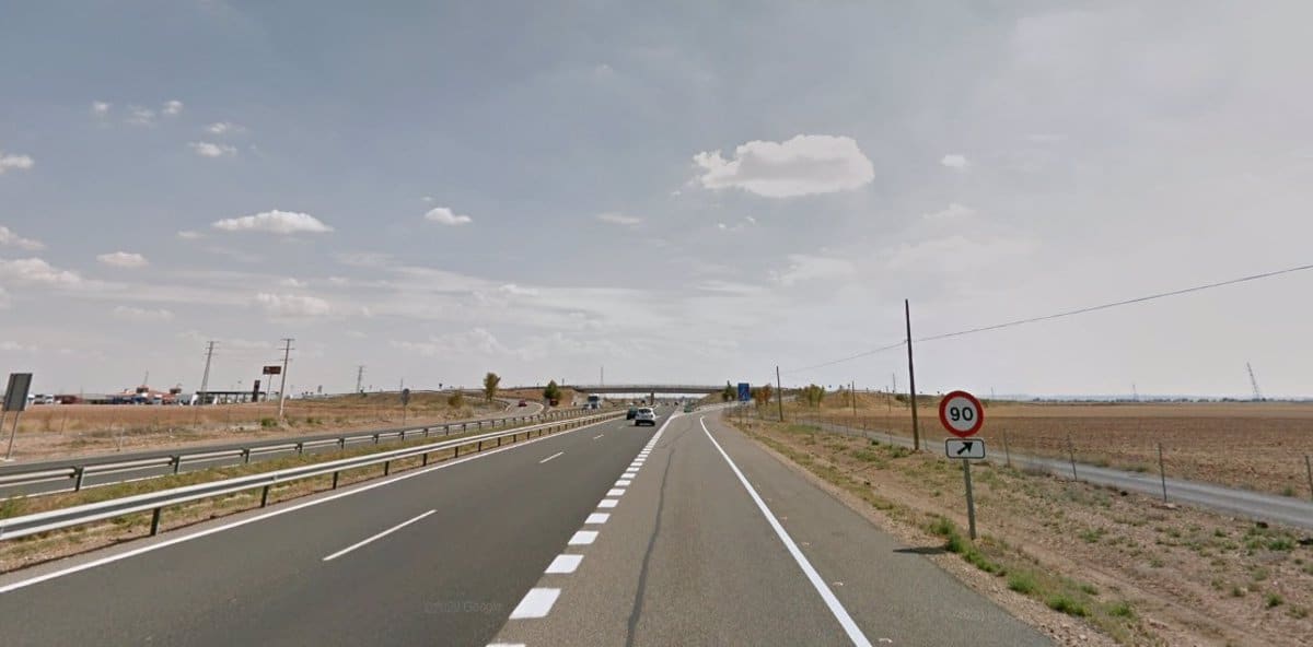 Herido en un accidente de camión con dos vehículos en la A-4, a la altura de Dosbarrios, lo que provoca congestión en la carretera.