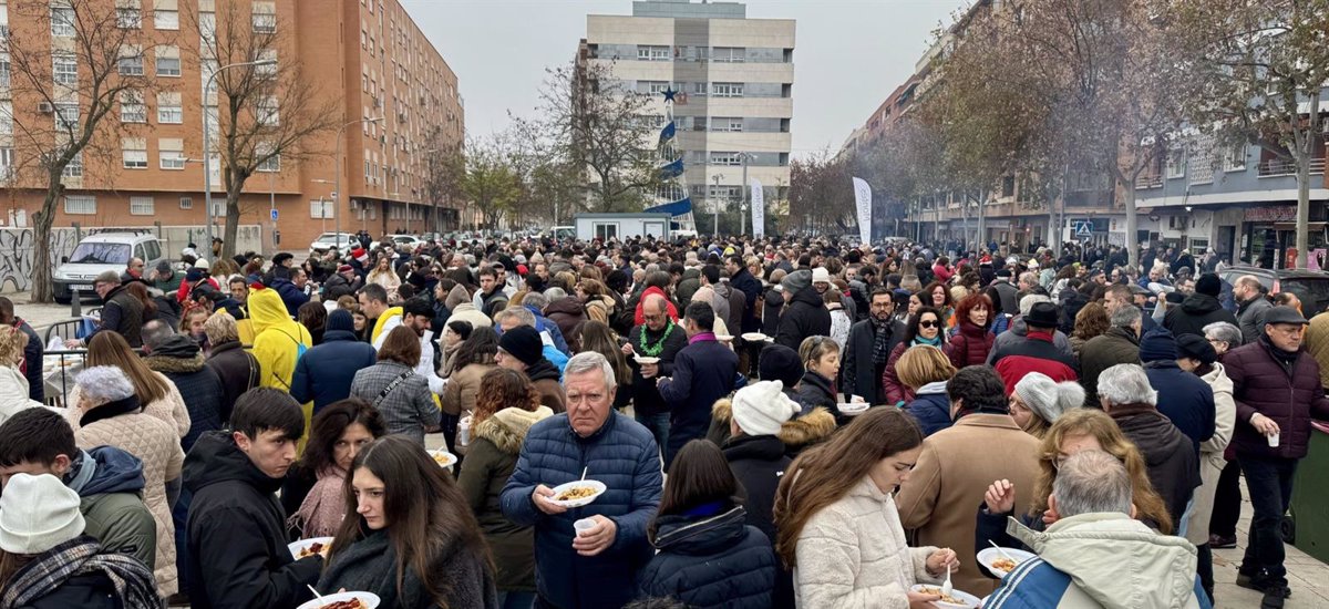 Más de 3.000 personas se congregan en Ciudad Real para recibir el nuevo año disfrutando de sabrosas migas en una gran festividad comunitaria.