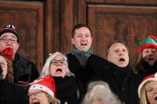 Velázquez destaca el valor de esta iniciativa solidaria que acerca la Navidad patrimonial de Toledo a nuestros ancianos.