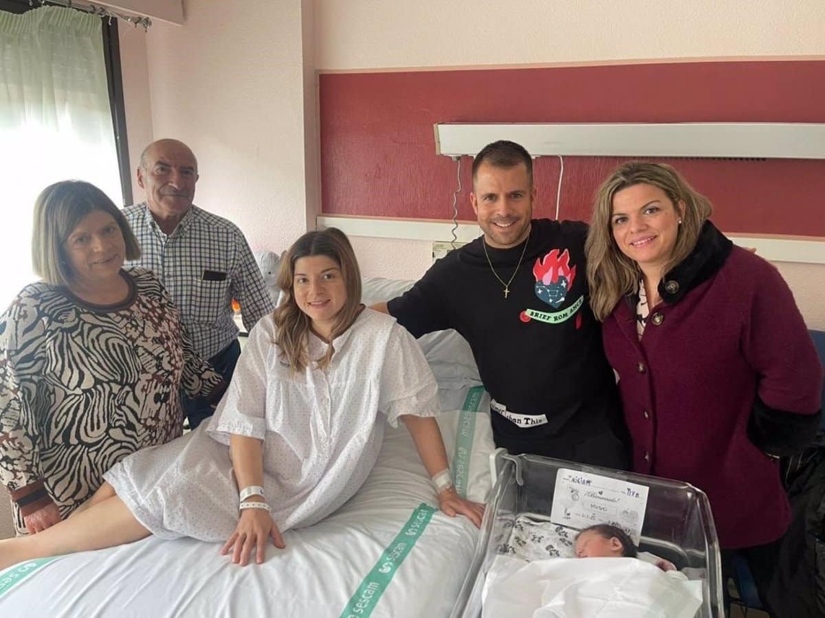 Hugo, el primer bebé del año 2025 en Castilla-La Mancha, llega al mundo en Albacete, trayendo esperanza y alegría a su familia.