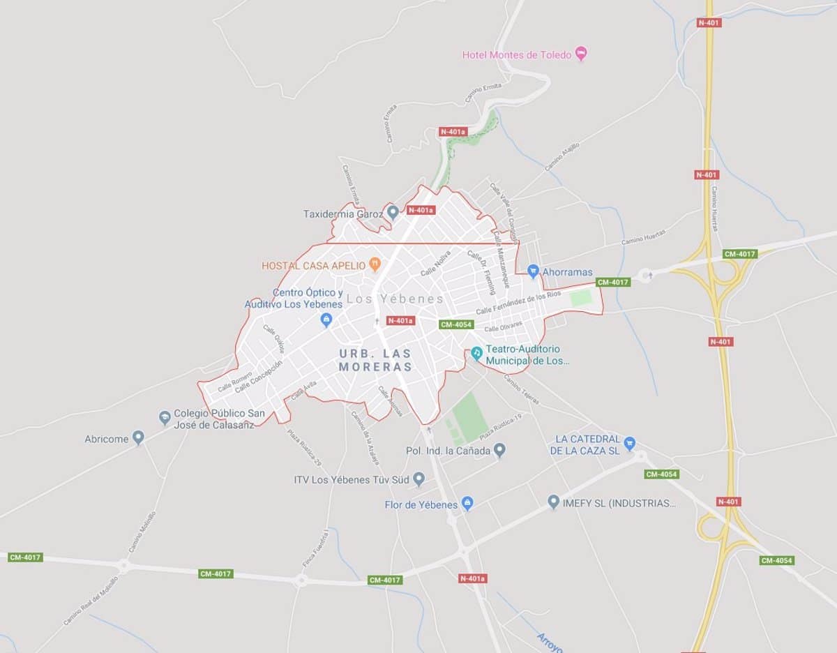 Hombre afectado por inhalación de humo en un incendio en una vivienda de Los Yébenes, Toledo, es llevado al hospital para atención médica.