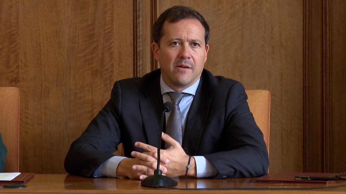 Carlos Velázquez se niega a dialogar con el PSOE sobre el Estatuto a menos que esté presente la dirección regional del PP.