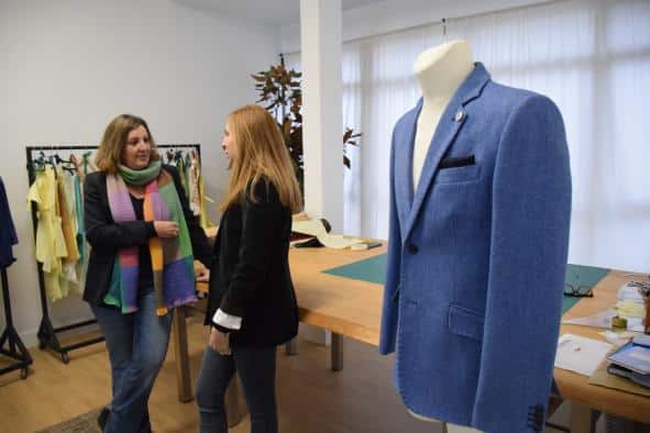 Chaquetas inspiradas en la cerámica de Talavera: La creatividad de Miriam Márquez en FITUR para el personal de Castilla-La Mancha