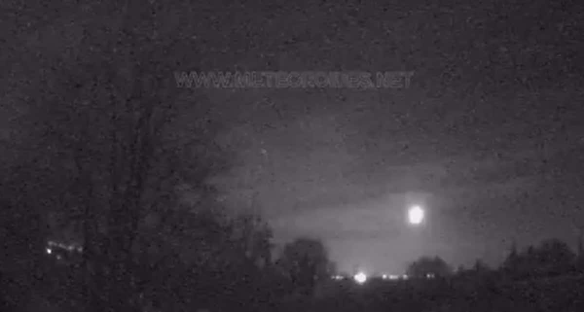 Detectan la primera bola de fuego de 2025, que iluminó el cielo nocturno con una intensidad superior a la de la Luna.