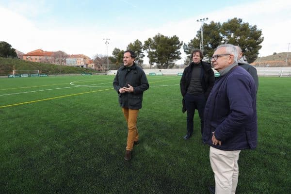 El alcalde inaugura las mejoras en el césped del campo de fútbol Paulino Lorenzo