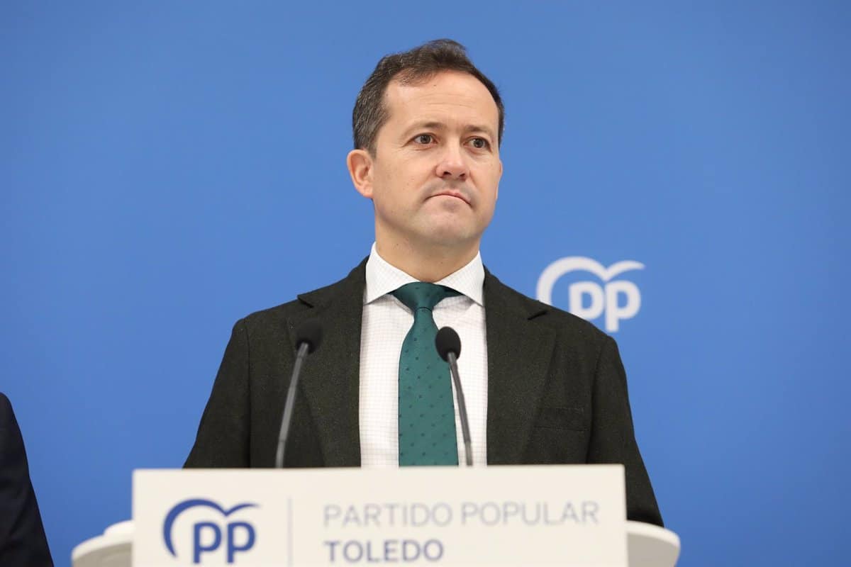 El presidente del PP en Toledo elude pronunciarse sobre Vox y Junts, pero favorece unas elecciones en lugar de la moción de censura.