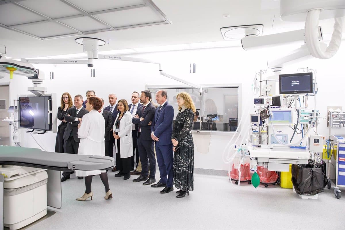 Inauguran en el hospital de Guadalajara un quirófano híbrido para procedimientos menos invasivos y más seguros.