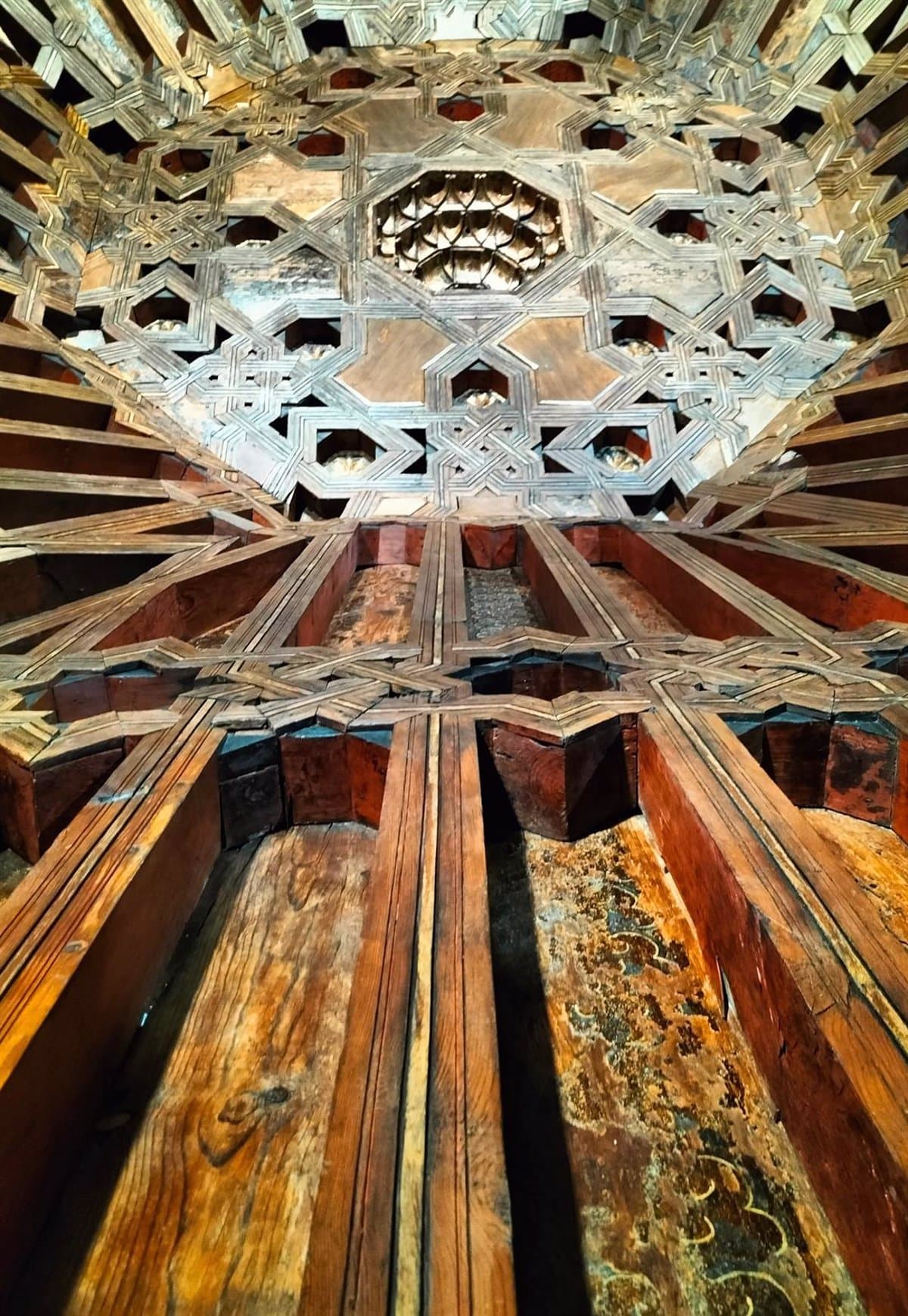 Título reescrito: «Vídeo: Velázquez Proporciona Imágenes para Identificar a los Responsables de Actos Vandálicos en el Salón Rico»