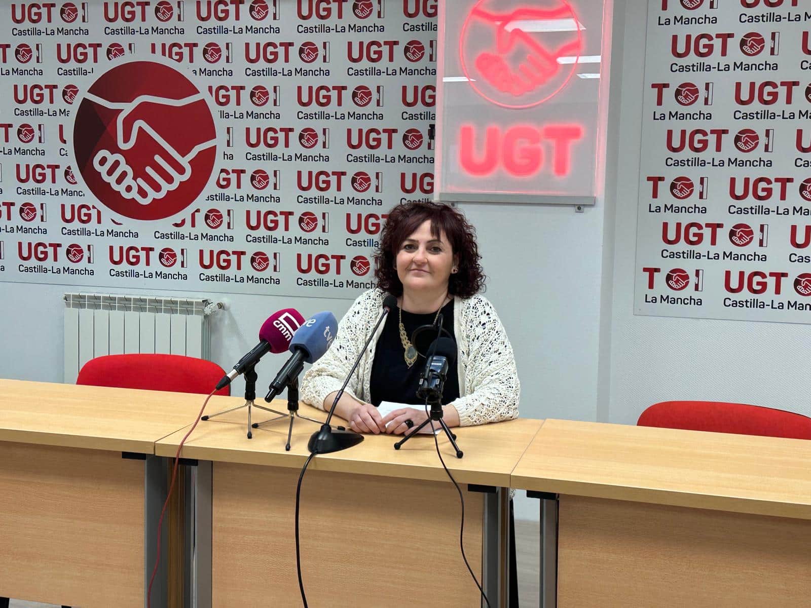 Actividades Administrativas y Comercio: Sectores con la Mayor Disparidad Salarial en Castilla-La Mancha