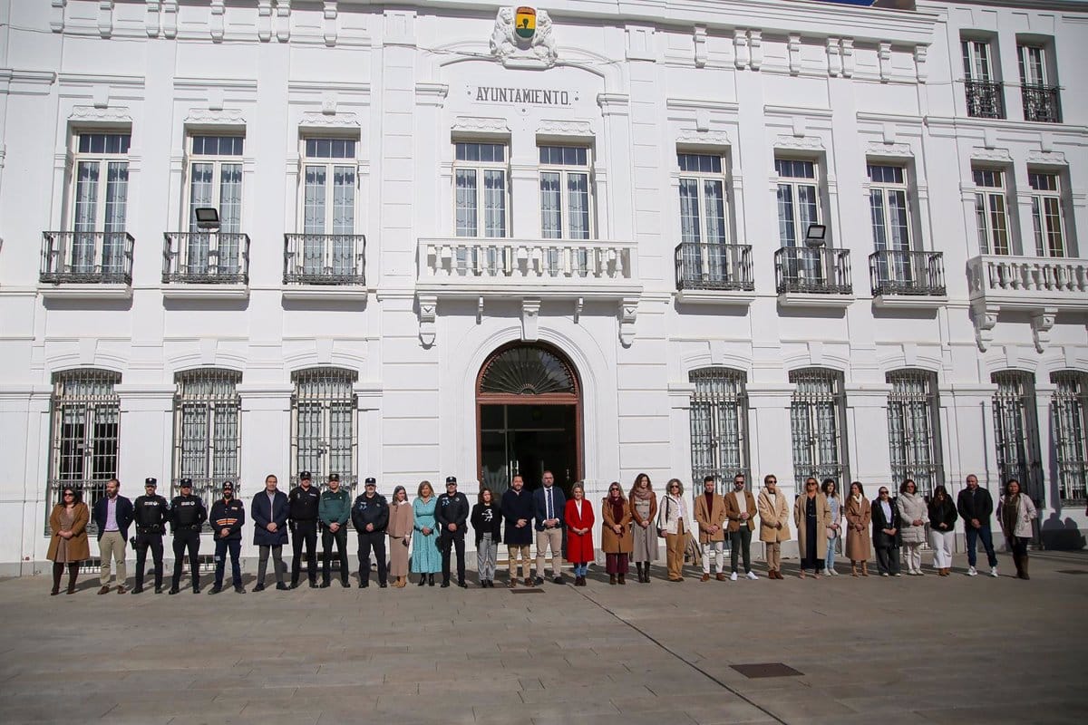 Castilla-La Mancha rinde un minuto de silencio en rechazo al reciente asesinato de género en Benalmádena.