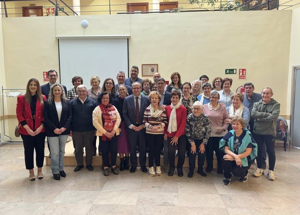 Castilla-La Mancha fomenta la autonomía digital de los mayores con un innovador programa de formación tecnológica.