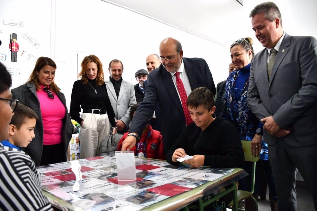 Castilla-La Mancha distribuye 4.600 dispositivos para fomentar la digitalización en las escuelas rurales de la zona.