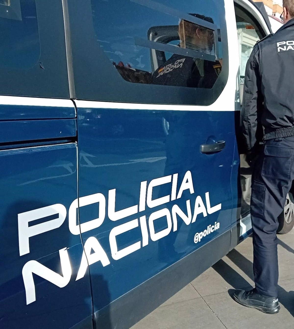 Médico de Lleida arrestado tras el descubrimiento de pornografía infantil en su hogar, tras una denuncia en Talavera.