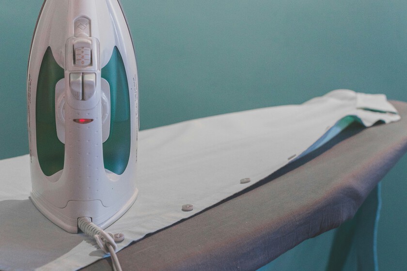 La Estrategia Infalible para Desarrugar Camisas, Ahorrar Tiempo y Optimizar Espacio