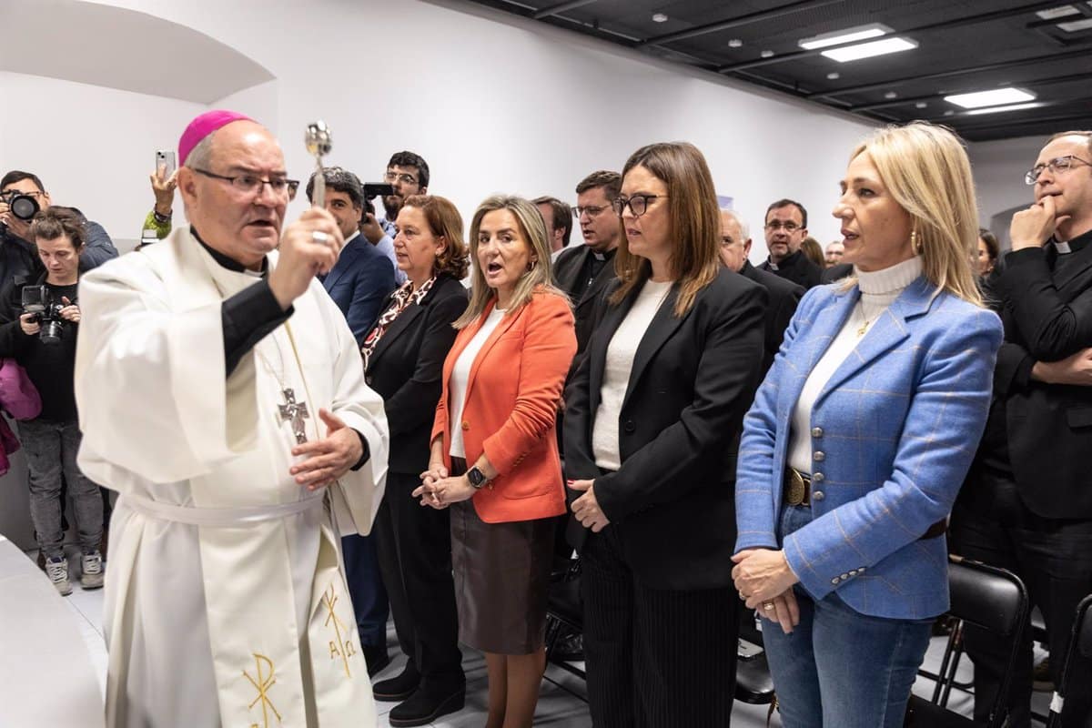 El arzobispo de Toledo inaugura las nuevas instalaciones de la delegación de medios de la Radiotelevisión Diocesana.