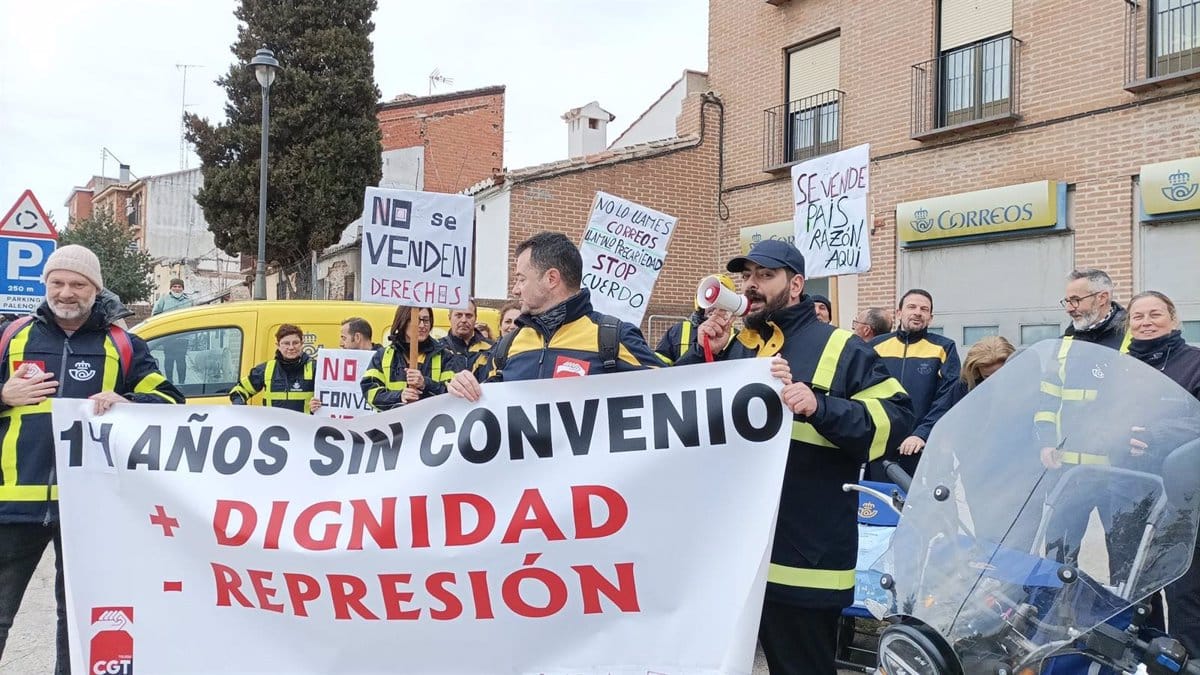Empleados de Correos en Talavera se manifiestan en contra del nuevo Acuerdo Marco del convenio colectivo laboral.