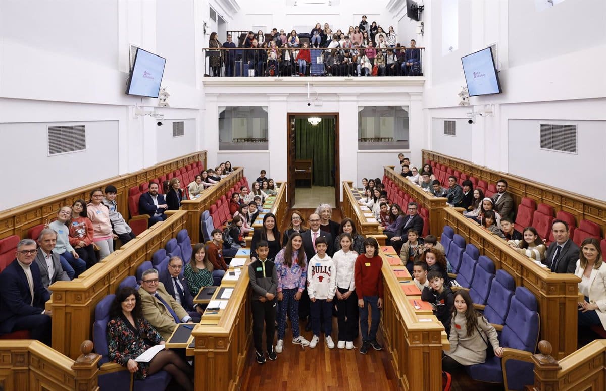 Niños Diputados Por Un Día En C-LM Se Comprometen A No Usar Redes Sociales Para Perjudicar A Otros