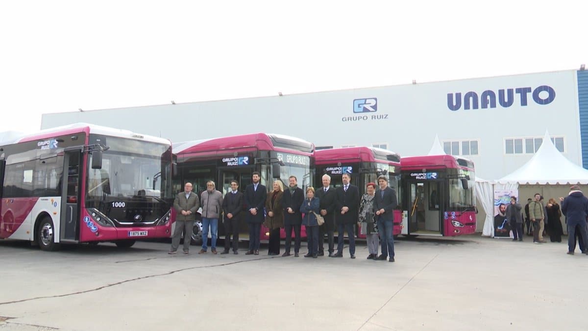 Toledo presenta cinco nuevos autobuses eléctricos y accesibles que mejorarán la línea 32 y permiten el pago con tarjeta.