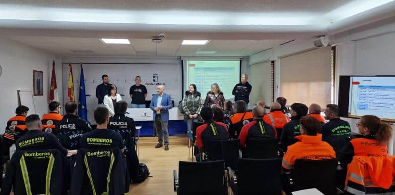 35 voluntarios de Protección Civil, policías locales y bomberos participan en dos cursos sobre el uso del DEA y el mantenimiento de vehículos.