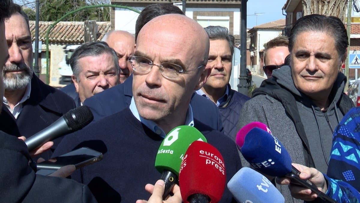 Vox cuestiona los aranceles estadounidenses sobre productos españoles y afirma que las regulaciones de la UE afectan negativamente al sector agrícola.