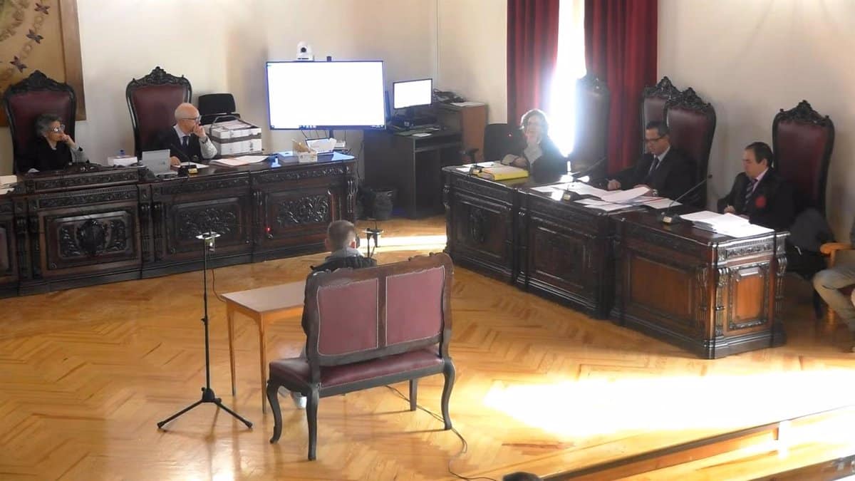 Testigo en Toledo describe al acusado infligiendo un ensañamiento «anormal» con un arma de «considerable» tamaño en el caso de la víctima.