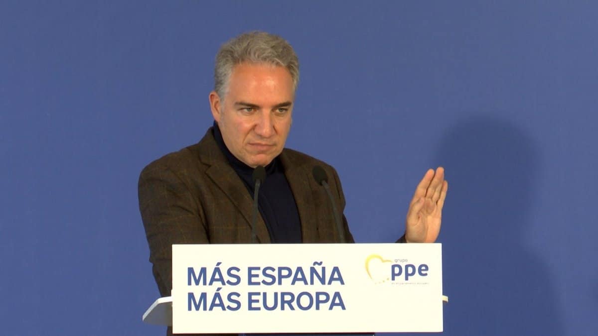 Bendodo acusa a Page de «acuchillar» a los castellanomanchegos con impuestos elevados y de «castigar» con servicios ineficientes.