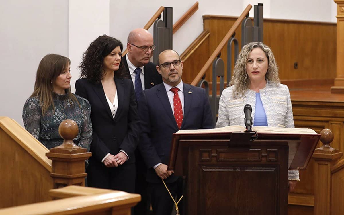 DOCM Anuncia el Cese de Silvia Hernández en su Cargo como Delegada de Hacienda, Administraciones Públicas y Transformación Digital