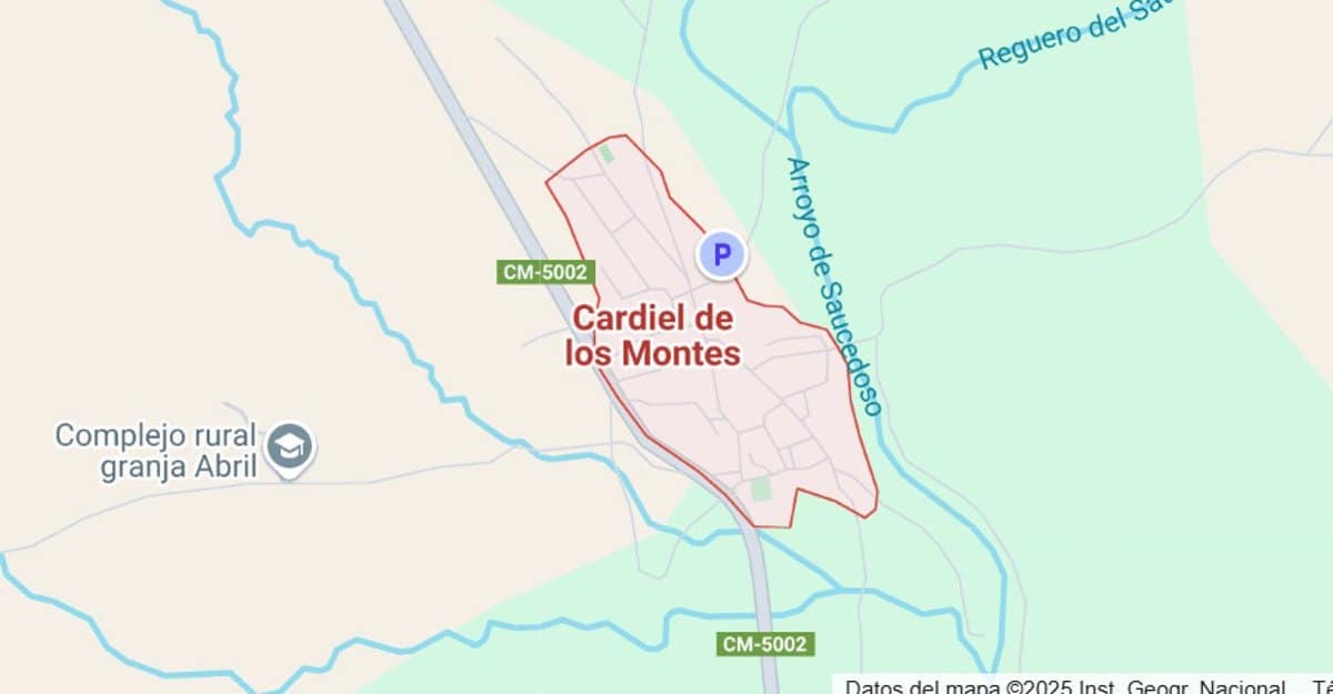 Desbordamiento de un arroyo interrumpe la circulación en la CM-5002 en Cardiel de los Montes, Toledo.