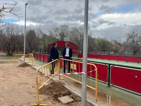 El alcalde supervisa las mejoras en las instalaciones deportivas del barrio de Azucaica.