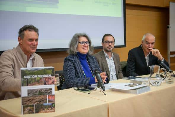 El gobierno de Castilla-La Mancha promueve la gestión forestal sostenible y el crecimiento del sector en asociación con empresas del área.
