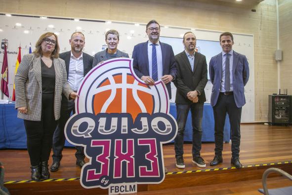 El gobierno regional suscribe un acuerdo con la Federación de Baloncesto para implementar ‘Quijo 3×3’ en 80 colegios.