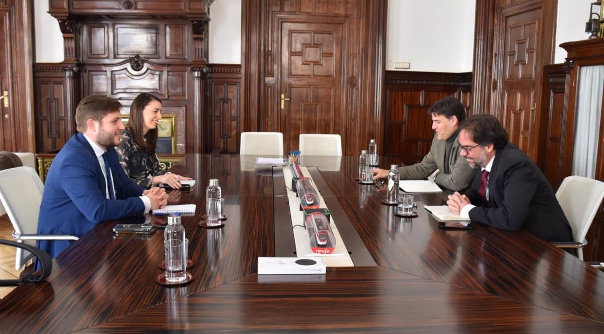 Gobierno de Castilla-La Mancha Propone Mejoras en la Movilidad de Renfe para Áreas Urbanas y Rurales