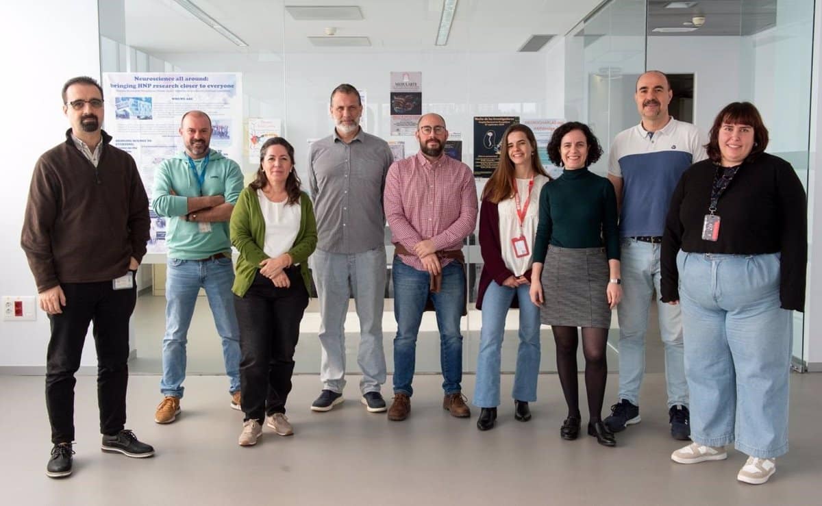 Jóvenes participan en la Semana del Cerebro en Parapléjicos para conocer la relevancia de la salud neurológica.