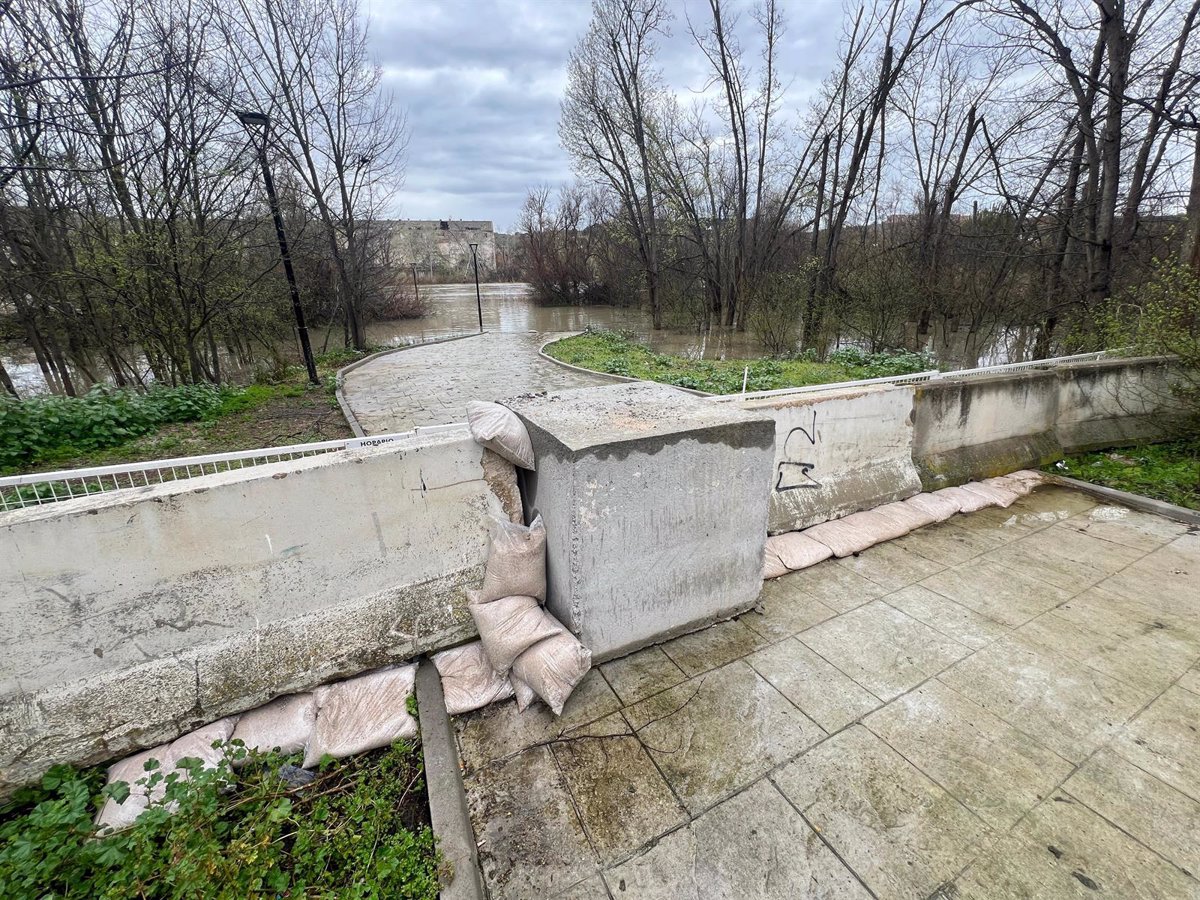 La UME coloca una barrera de protección en Toledo para resguardar el Hospital de Parapléjicos de las fuertes lluvias.