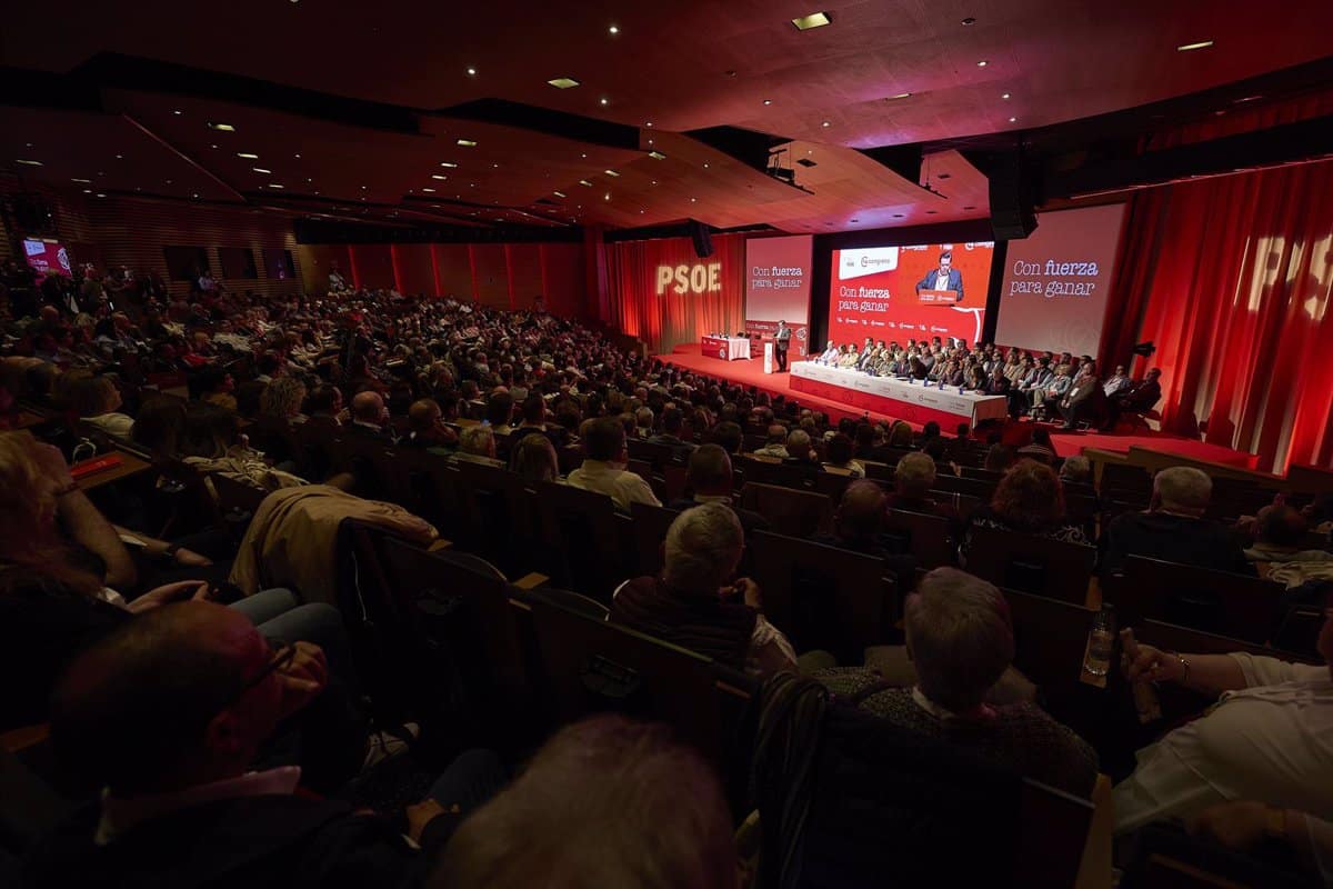 Más de 500 asistentes participan en el XIV Congreso del PSOE en Toledo con el lema ‘Con fuerza para ganar’ este sábado.
