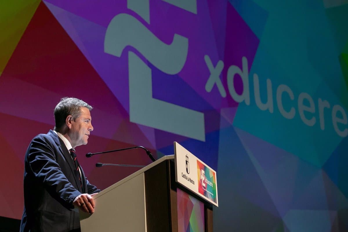 Page se compromete a potenciar la educación y advierte sobre el peligro del «analfabetismo tecnológico» en la sociedad contemporánea.