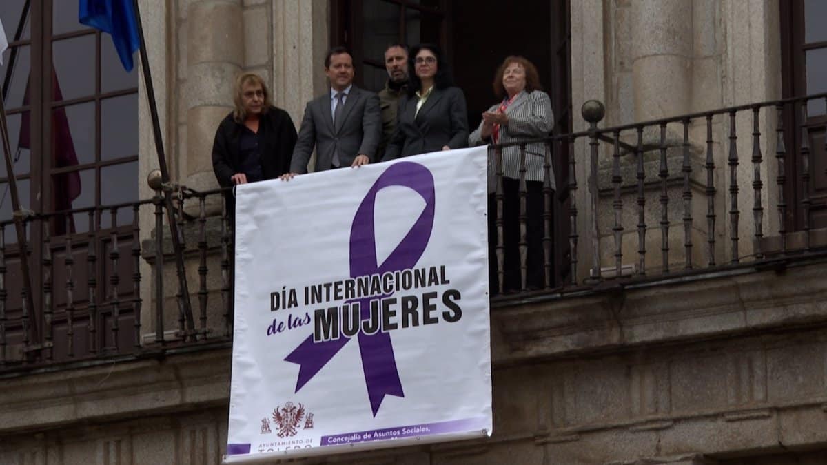 Toledo rinde homenaje al 8M con el izado del lazo en el balcón del Ayuntamiento en apoyo a la igualdad de género.