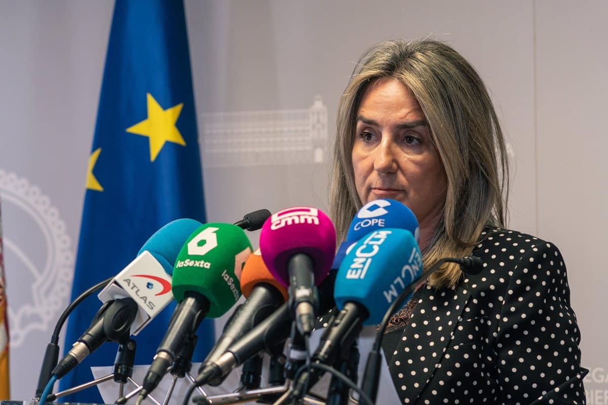 Tolón responde a la Junta sobre el AVE y aconseja a Velázquez que se exprese conforme a las normas establecidas.