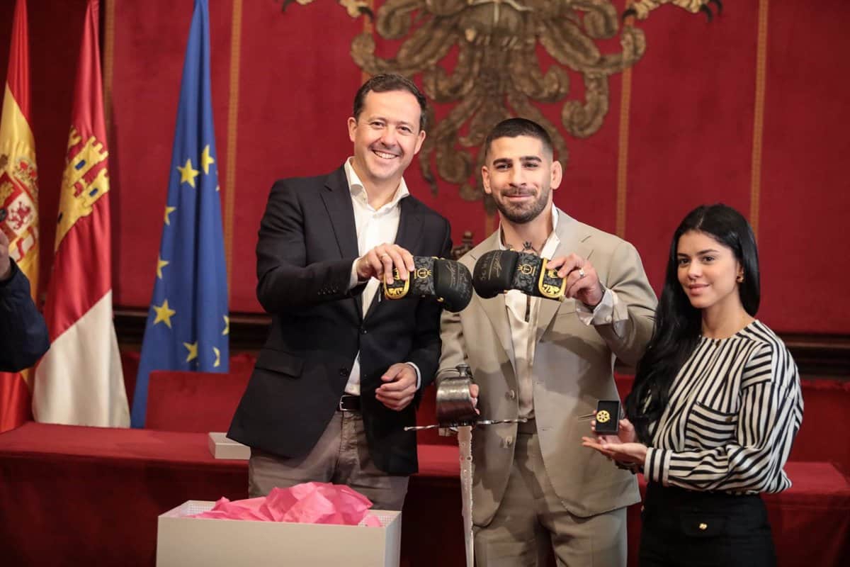 Topuria, entusiasmado por su visita a Toledo: «No solo es grande por su historia, sino por el espíritu de su gente»