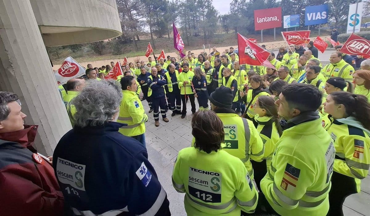 UGT y CCOO llevarán ante los tribunales la sobrecarga de trabajo de los empleados de ambulancias en Castilla-La Mancha.