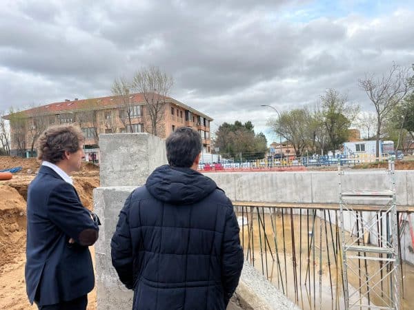 Velázquez supervisa la edificación de la balsa de retención de sólidos en Azucaica, destinada a minimizar los daños por lluvias.