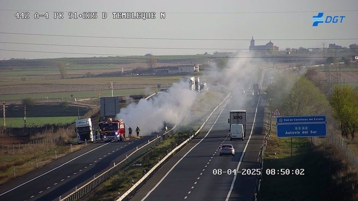 Reabre el carril izquierdo de la A-4 en Tembleque tras el incendio de un camión.