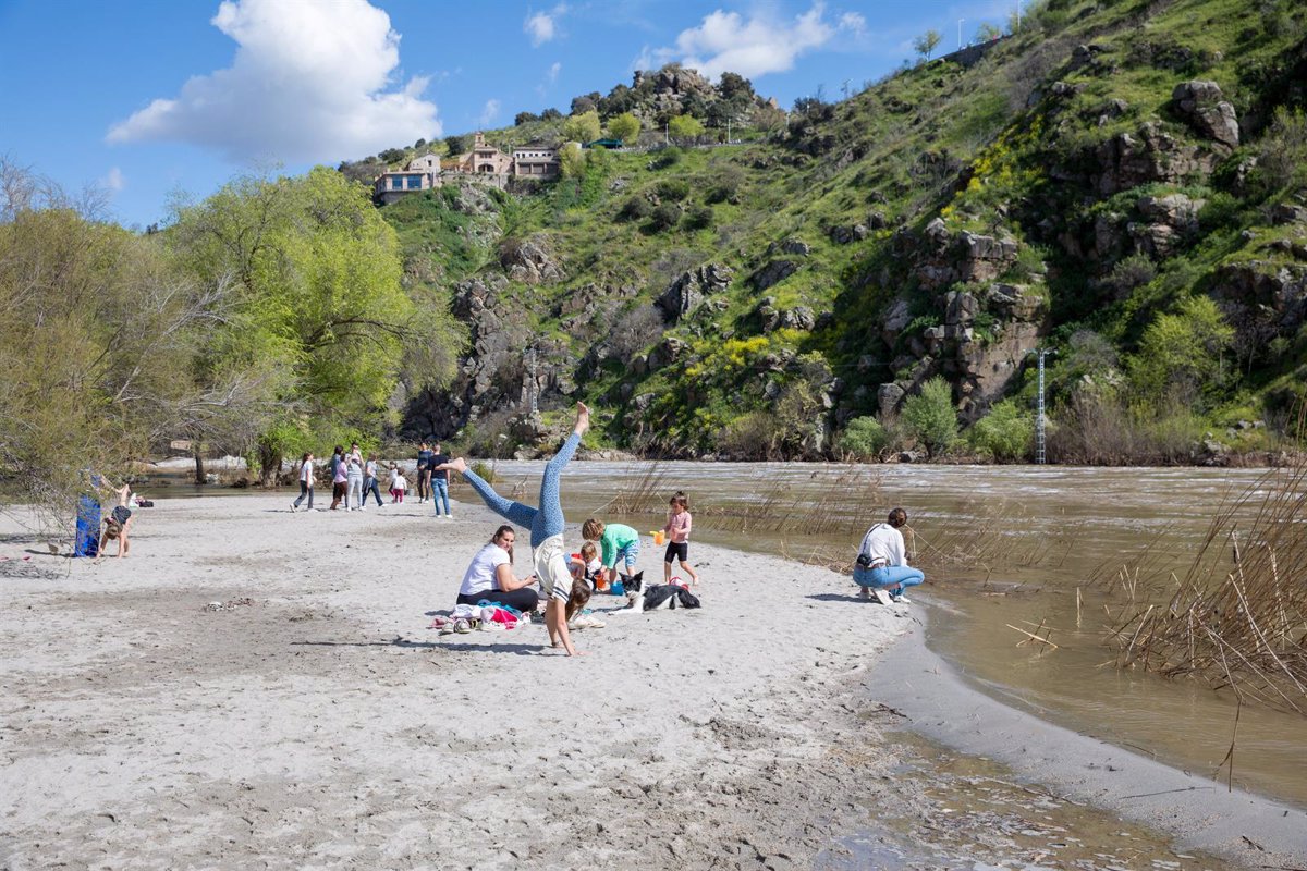 Ayuntamiento de Toledo reitera la importancia de tener precaución en el uso de la playa de Tenerías: «Desconocemos la composición de esa arena»