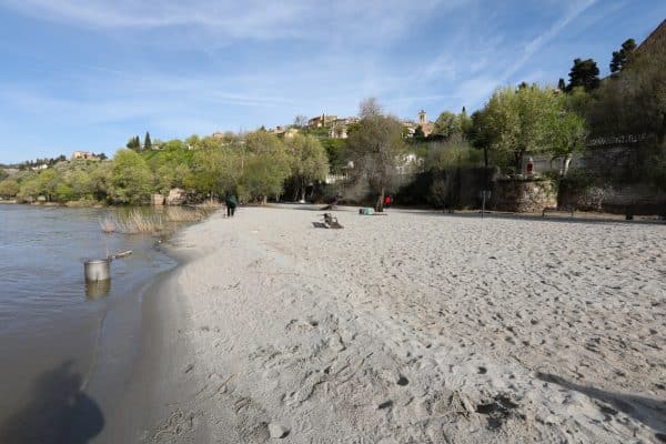 El alcalde garantiza que el Ayuntamiento mantendrá la ‘playa’ fluvial con las debidas condiciones sanitarias.